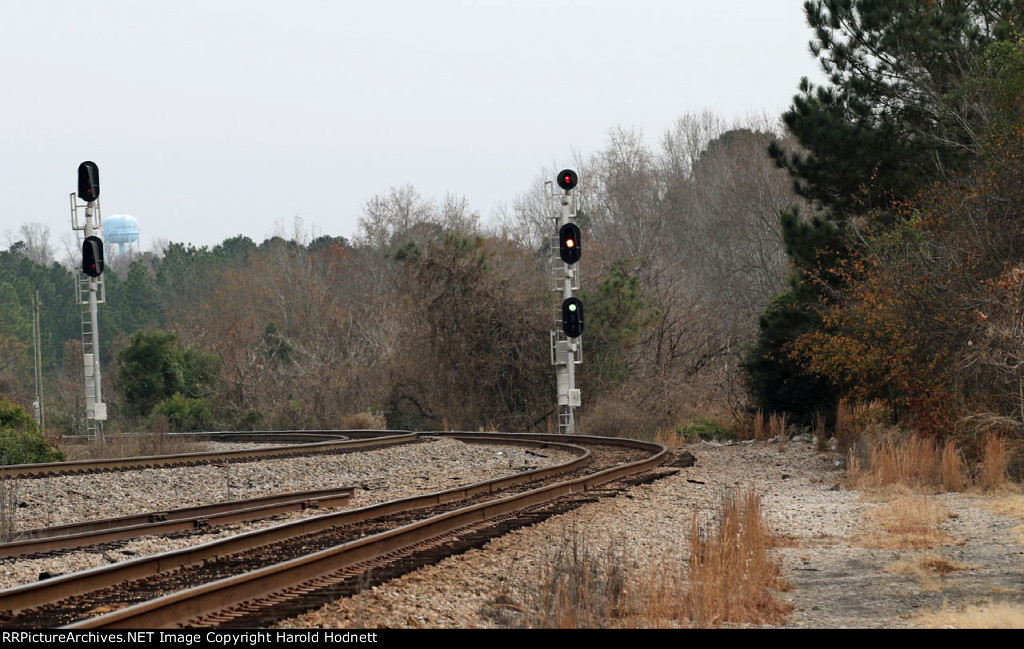 Signal for train Q583-07 at Bridges Street